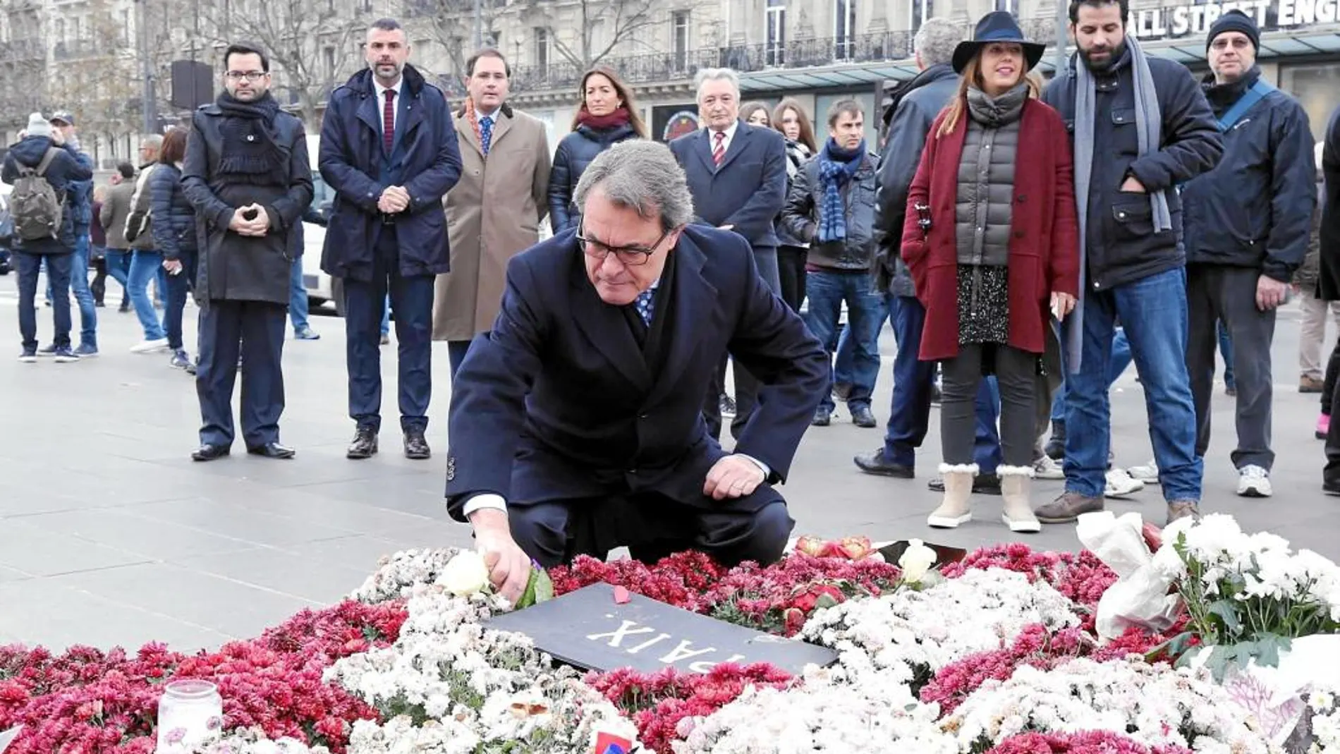 Artur Mas homenajea a las víctimas del atentado yihadista en París en la plaza de la República