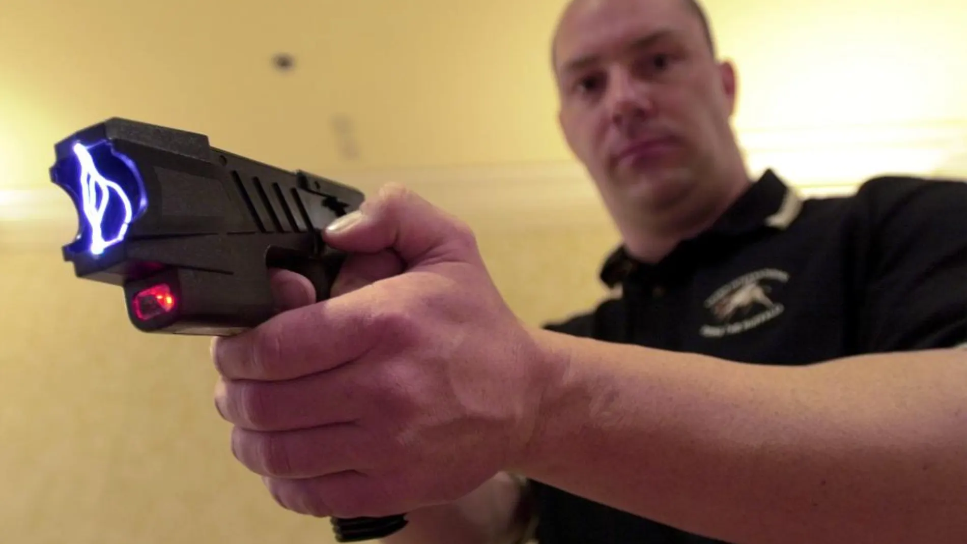 Un agente de policía norteamericano haciendo una demostración de una pistola eléctrica tipo táser