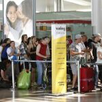 Colas de facturación en los mostradores de Vueling en la Terminal 1 del Aeropuerto de El Prat, en Barcelona.