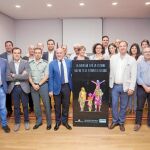 El presidente de la Diputación, Jesús Julio Carnero, junto a responsables municipales presenta los dos portales