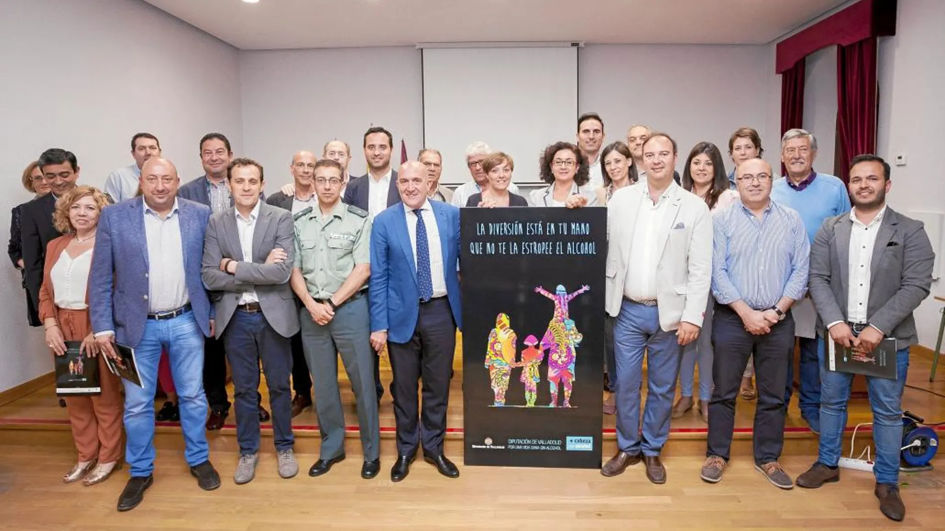 El presidente de la Diputación, Jesús Julio Carnero, junto a responsables municipales presenta los dos portales