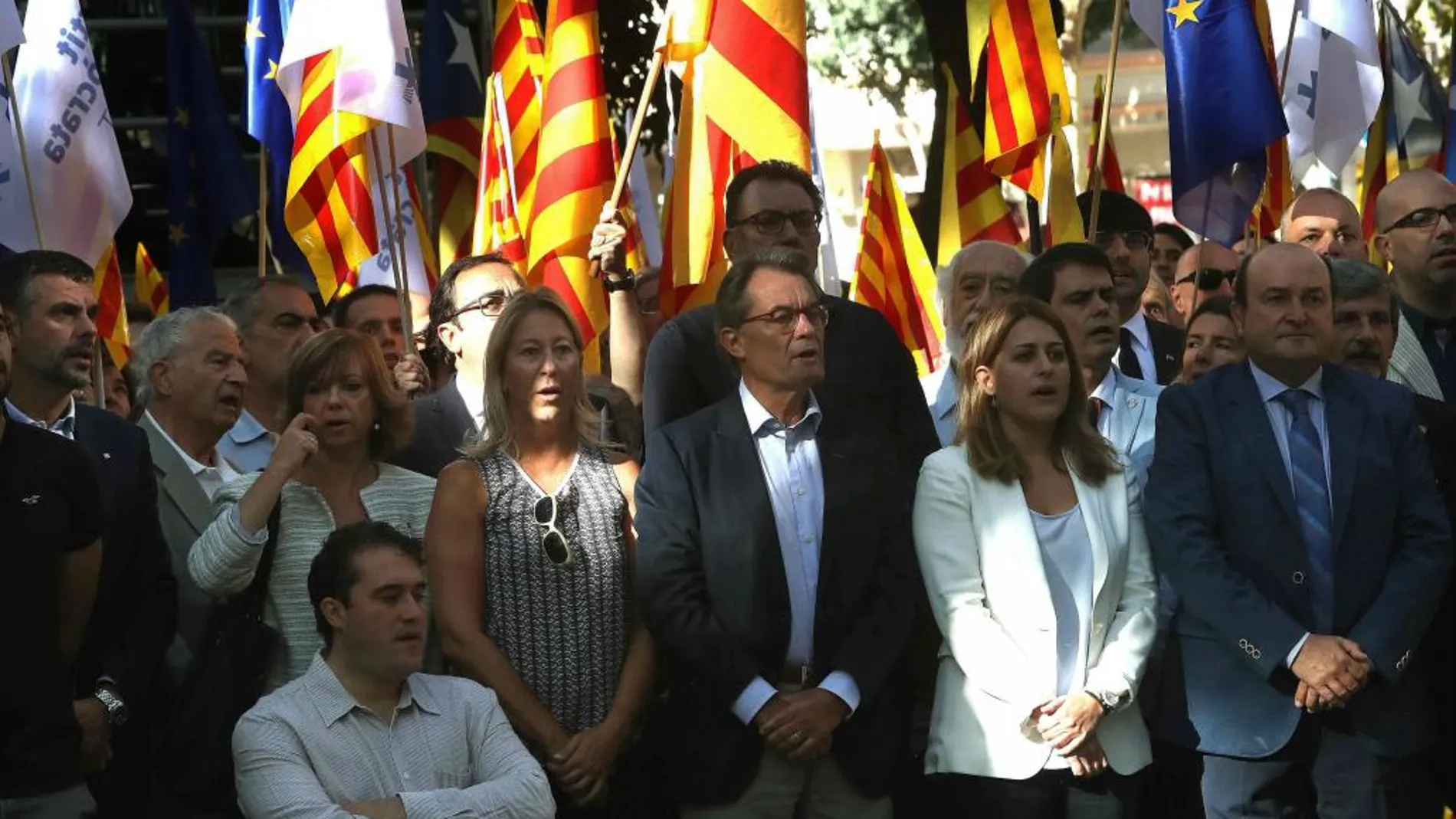 Artur Mas junto a Marta Pasca y David Bonvehi, con el dirigente Andoni Ortuzar, del PNV