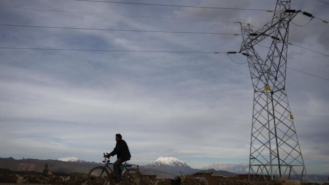 La deuda del sistema eléctrico se redujo un 7,9% en 2016, hasta los 23.070 millones