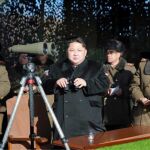 El líder norcoreano Kim Jong-un (c) observando un concurso de artillería militar en Corea del Norte.