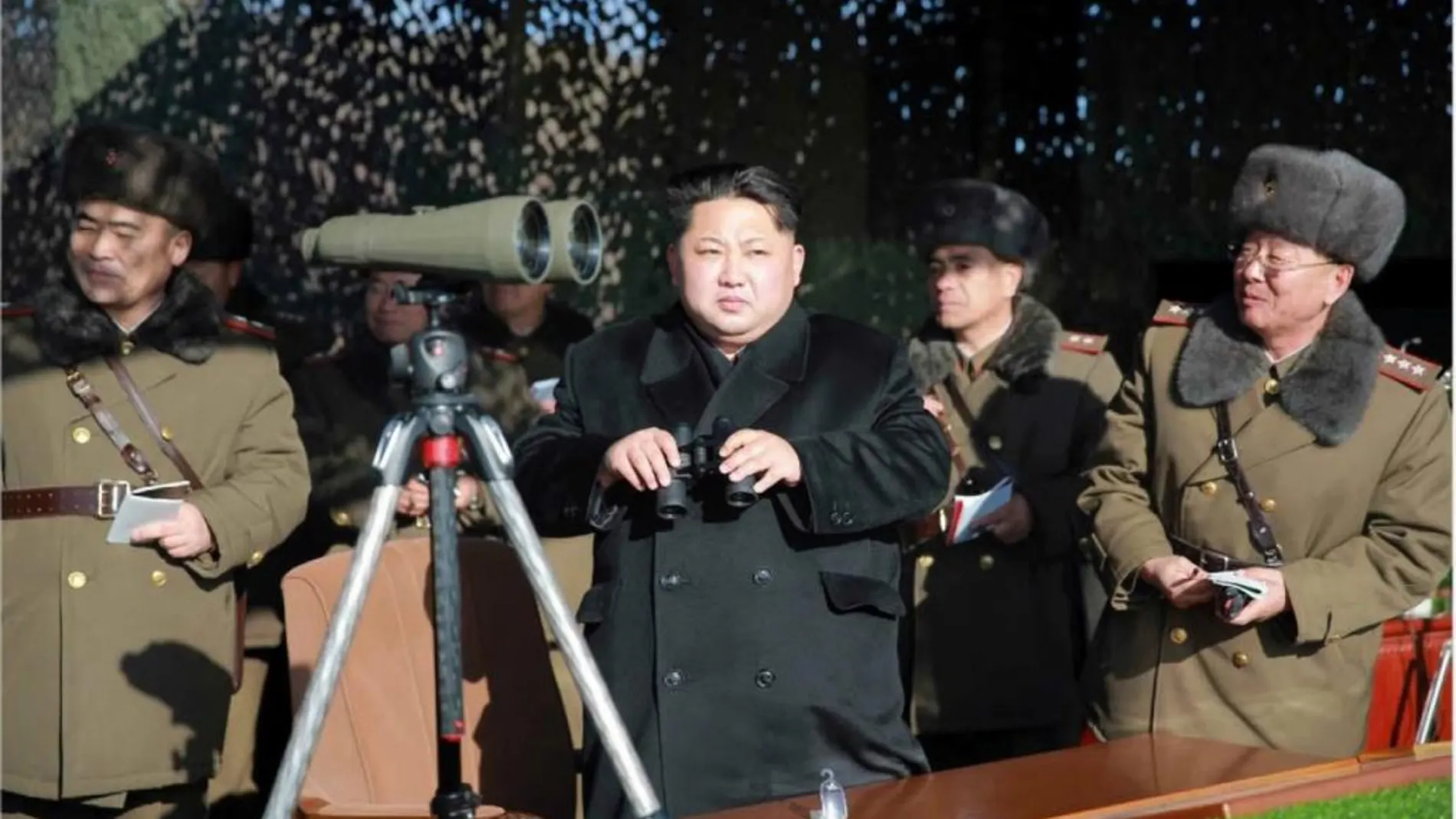 El líder norcoreano Kim Jong-un (c) observando un concurso de artillería militar en Corea del Norte.