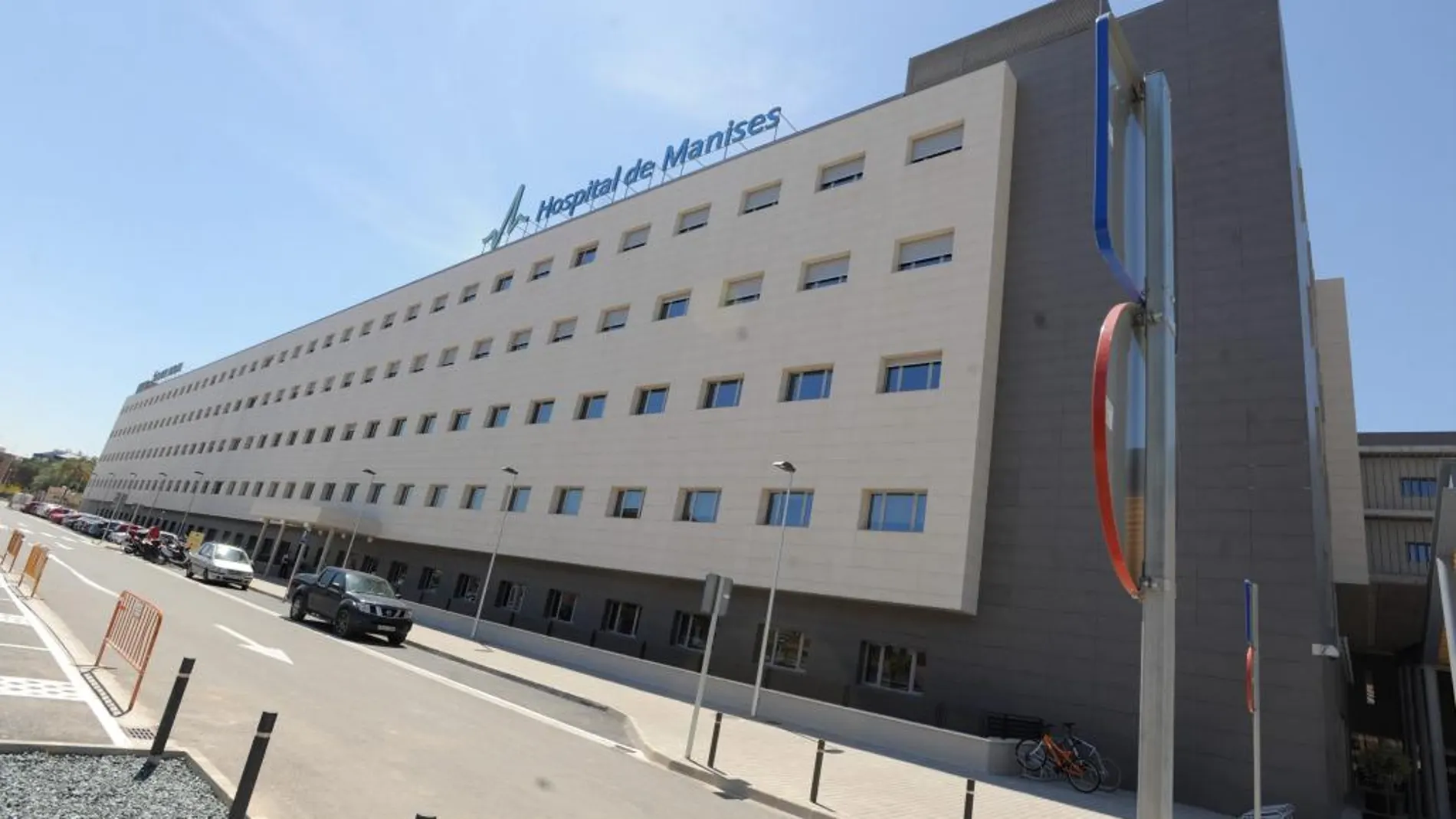 Fachada del Hospital de Manises, en Valencia