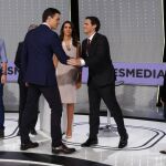 Pedro Sánchez saluda a sus contrincante tras llegar tarde al estudio