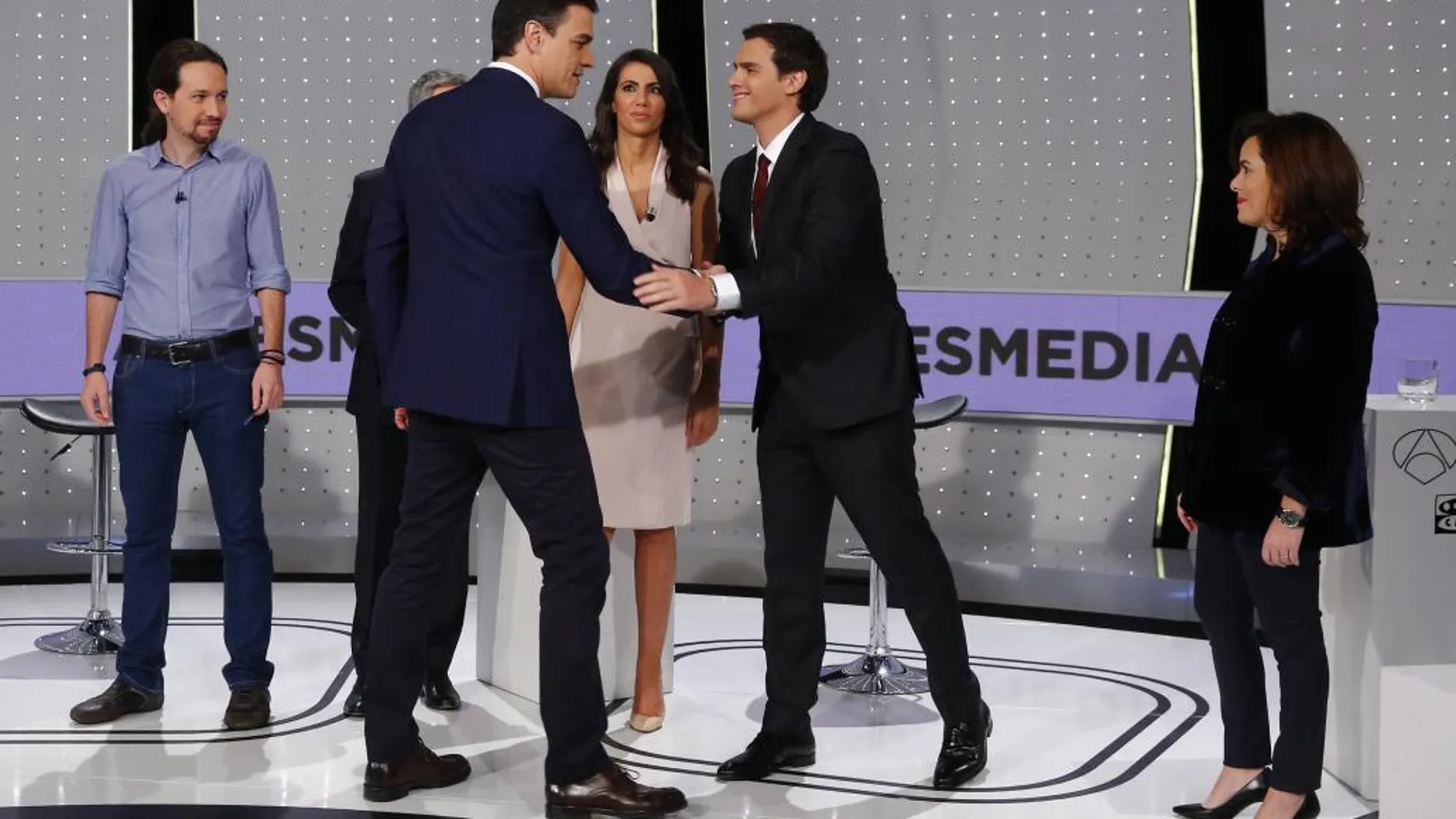 Pedro Sánchez saluda a sus contrincante tras llegar tarde al estudio