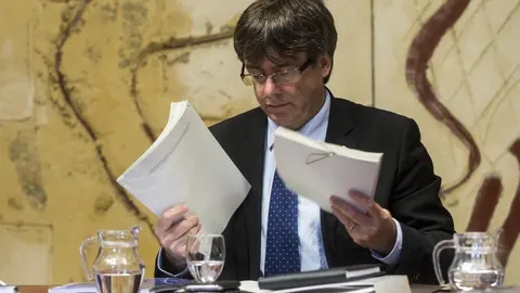El presidente de la Generalitat , Carles Puigdemont, repasa unos papeles durante la reunión que el gobierno de Cataluña, celebra cada martes en el Palau de la Generalitat