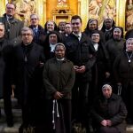 Foto de familia de Monseñor Argüello con las clarisas, y vecinos de Rioseco