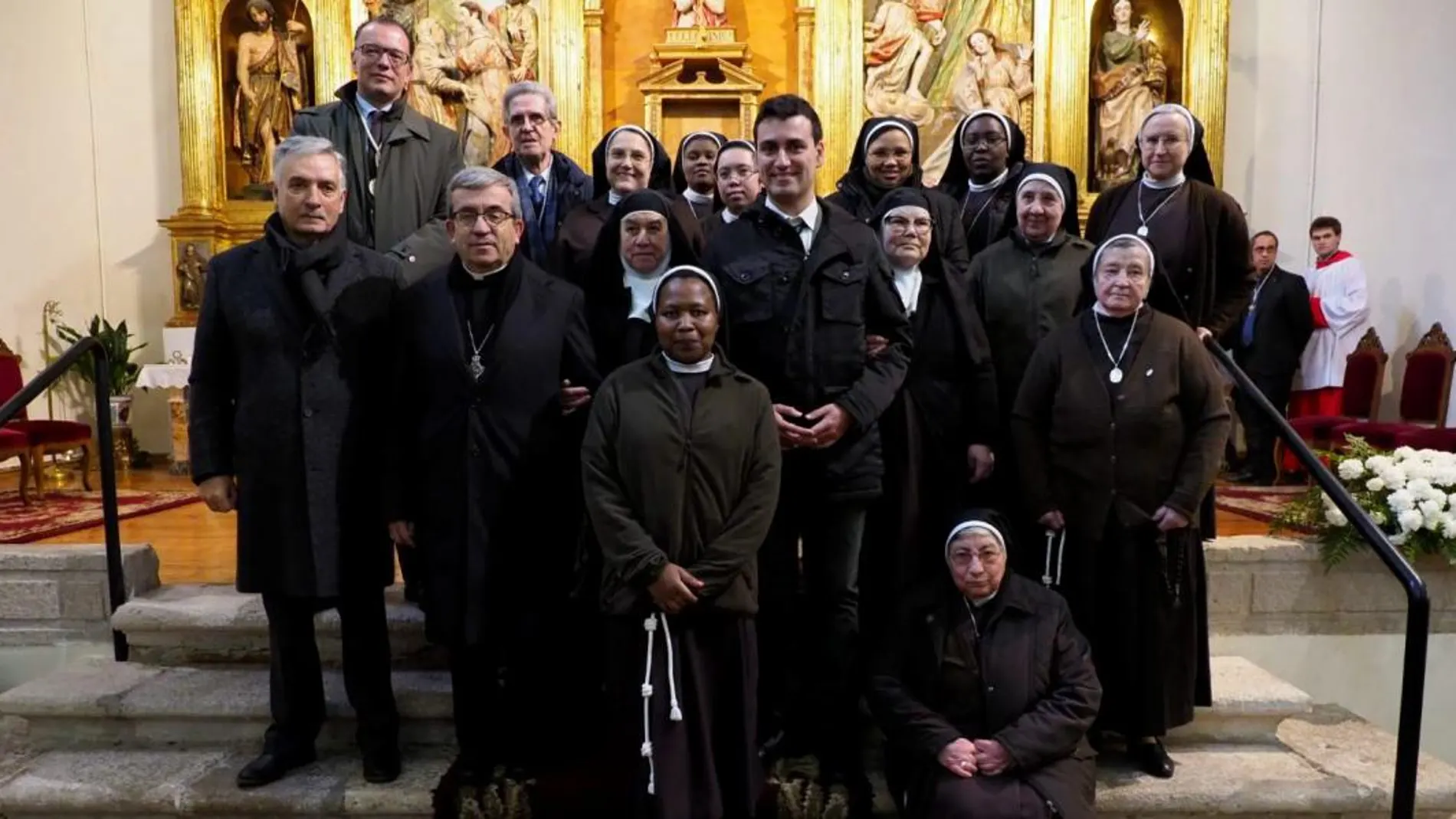 Foto de familia de Monseñor Argüello con las clarisas, y vecinos de Rioseco