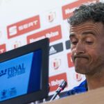 El entrenador del FC Barcelona, Luis Enrique Martínez, atiende a los medios durante la rueda de prensa después de la sesión de entrenamiento.