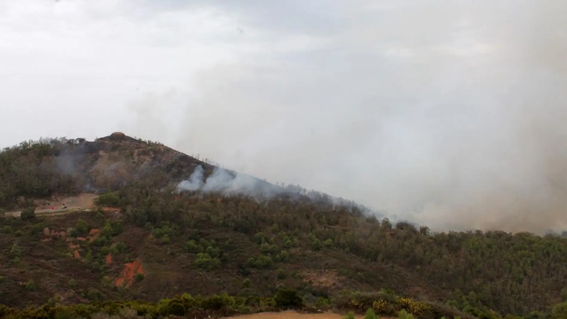 Un importante incendio forestal declarado en la zona de García Aldave de Ceuta obligó a desalojar el Centro de Estancia Temporal de Inmigrantes (CETI) y un barrio cercano