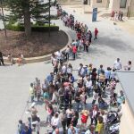 Imagen de las colas de visitantes en la entrada del museo