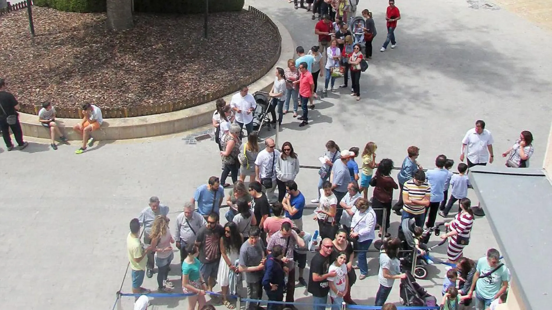 Imagen de las colas de visitantes en la entrada del museo