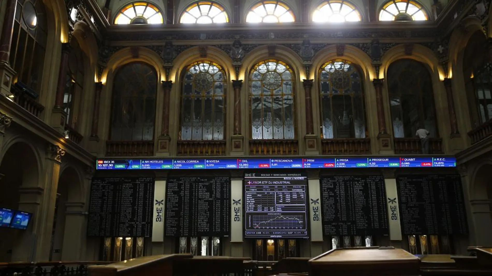 La Bolsa española cae un 2,57 % y pierde el nivel de los 9.900 puntos