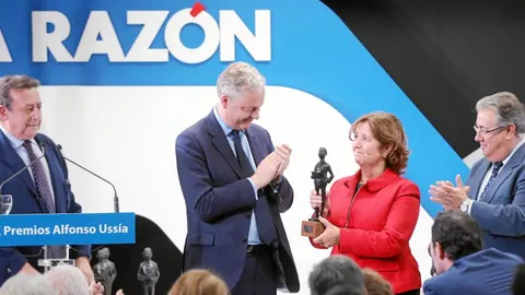 Ana Miralles del Imperio, madre de Ignacio Echeverría, con el galardón junto al embajador británico en España, Simon Manley (izda), y el ministro del Interior, Juan Ignacio Zoido