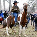 El candidato al Senado Roy Moore acude a votar a lomos de su caballo en su colegio electoral en Gallant
