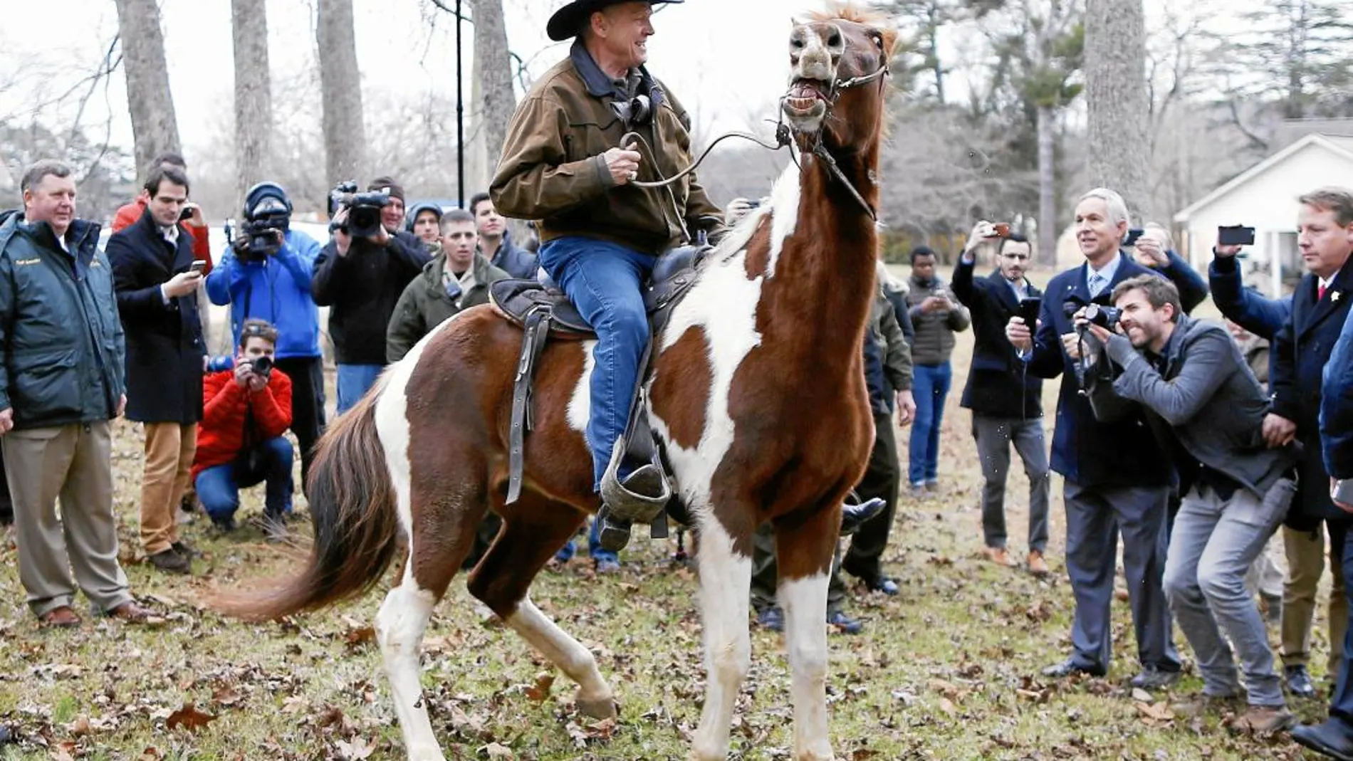 El candidato al Senado Roy Moore acude a votar a lomos de su caballo en su colegio electoral en Gallant