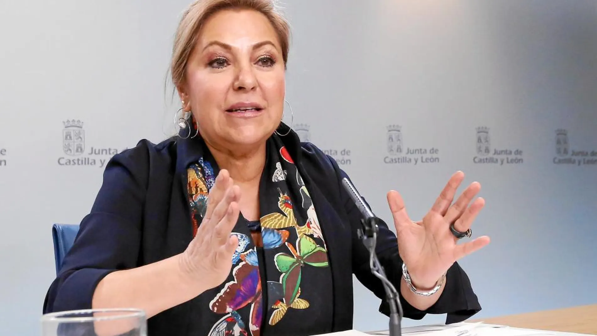 La vicepresidenta y consejera de Empleo, Rosa Valdeón, contesta las preguntas de los periodistas