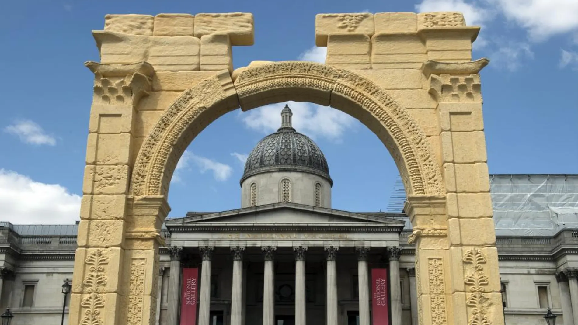 Vista de la réplica del Arco de Triunfo de la localidad siria de Palmira colocada en la plaza londinense de Trafalgar, Reino Unido
