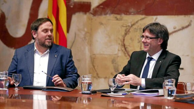El vicepresidente de la Generalitat y conseller de Economía, Oriol Junqueras, ayer en la reunión del Govern junto al president Carles Puigdemont