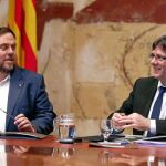 El vicepresidente de la Generalitat y conseller de Economía, Oriol Junqueras, ayer en la reunión del Govern junto al president Carles Puigdemont