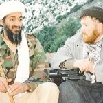 Mustafá Setmarian (derecha) junto a Osama Ben Laden, en Afganistán