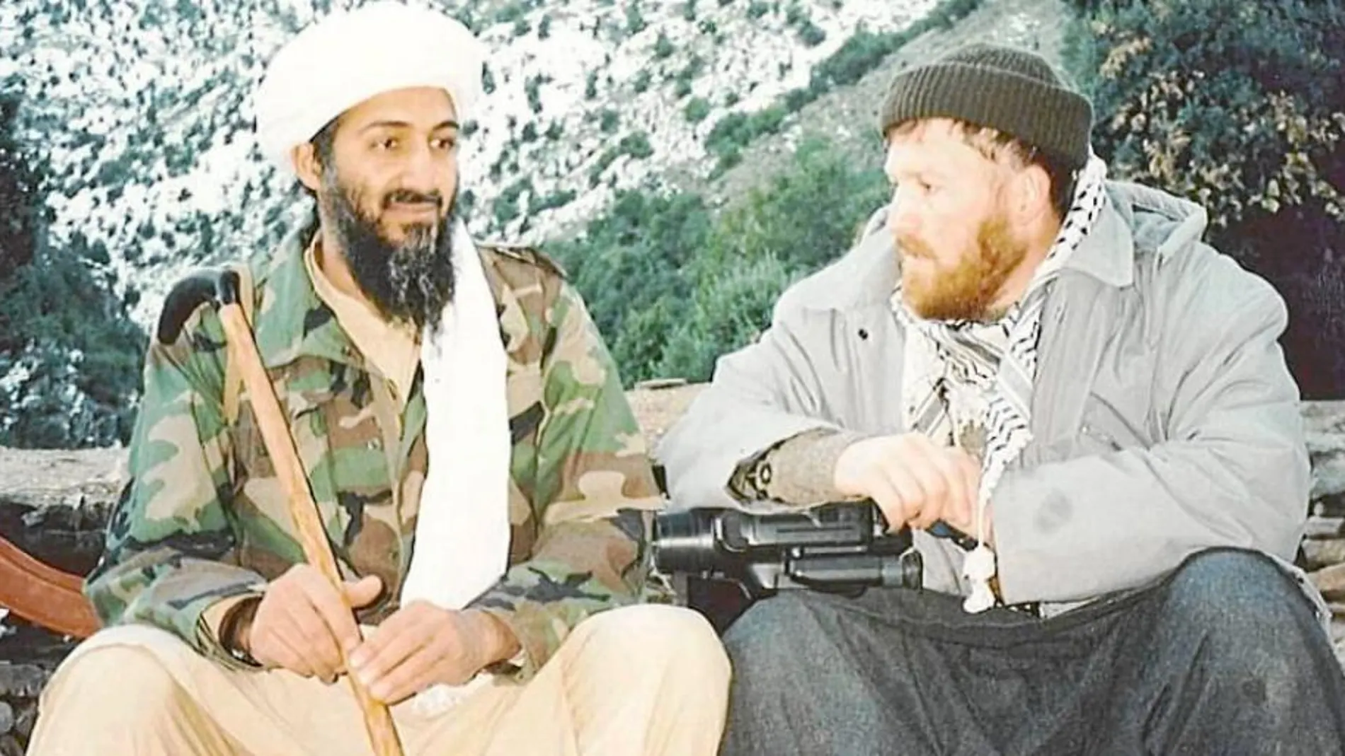 Mustafá Setmarian (derecha) junto a Osama Ben Laden, en Afganistán