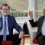 El presidente del Gobierno de España, Mariano Rajoy y del primer ministro de Portugal, António Costa, durante la reunión que han mantenido a bordo de un barco fluvial en el que recorren un tramo del río Duero.