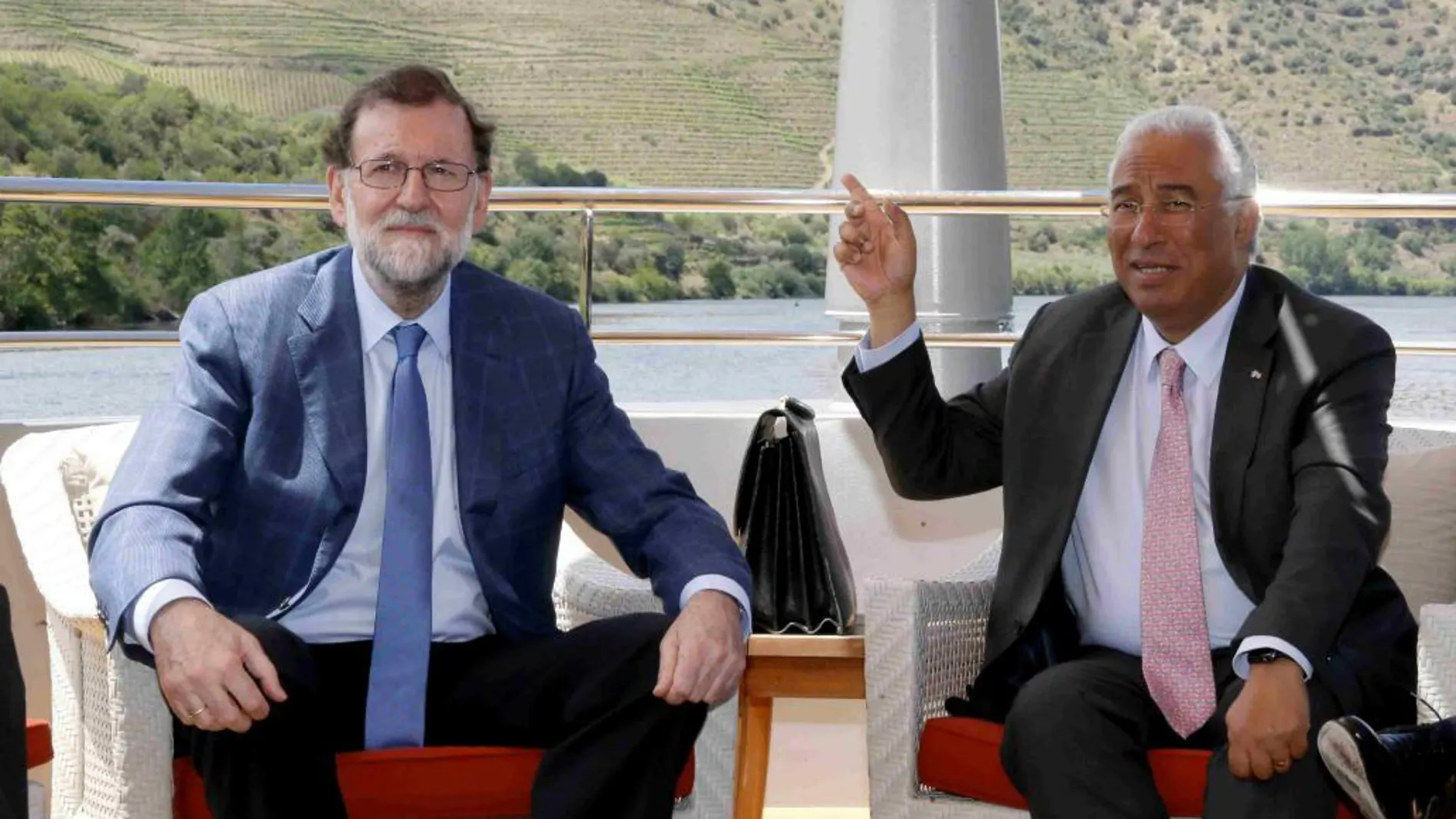 El presidente del Gobierno de España, Mariano Rajoy y del primer ministro de Portugal, António Costa, durante la reunión que han mantenido a bordo de un barco fluvial en el que recorren un tramo del río Duero.