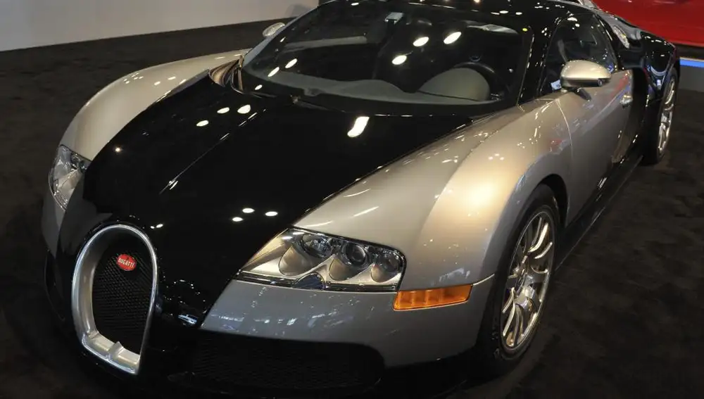 Un Bugatti Veyron es exhibido en el Salón del Automóvil de Nueva York, Estados Unidos, hoy, jueves 28 de marzo de 2013.