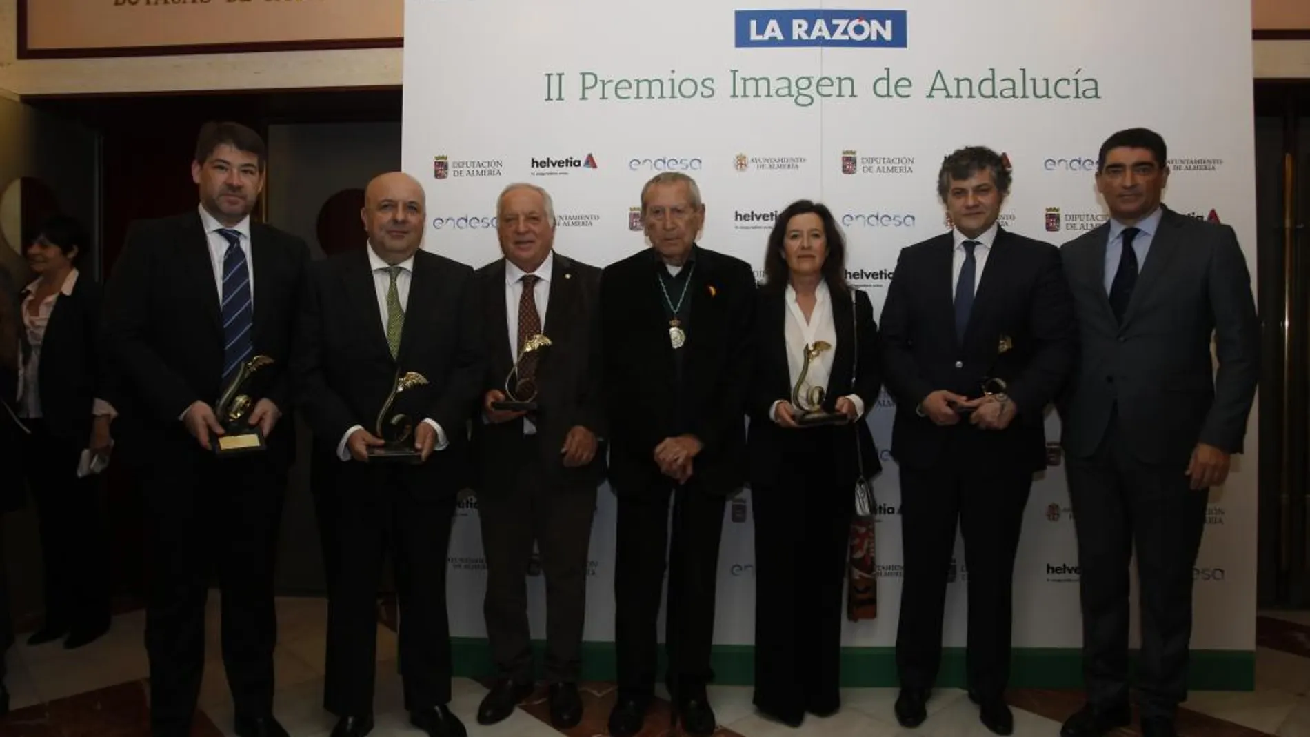 De izquierda a derecha: Juan Antonio Manzano, responsable de deportes de Onda Cero en Almería, quien recogió el premio Deportes en nombre de José Manuel Roás; Juan Diego Guerrero, premio en la categoría de Comunicación; José María Rosell, premio en la categoría de Turismo; Elio Berhanyer, premio Excelencia; Ada Bernal, directora regional de relaciones institucionales de Heineken, premio en la categoría de Empresa; y Guillermo Cervera, director artístico del Museo Carmen Thyssen Andorra y Javier Ferrer, gerente del Museo Carmen Thyssen Málaga;