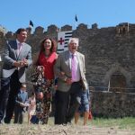 Fernández Carriedo acompañado por Gloria Fernández Merayo y Guillermo García en su visita a Ponferrada