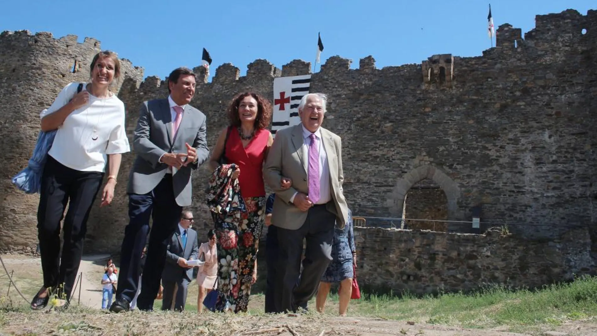 Fernández Carriedo acompañado por Gloria Fernández Merayo y Guillermo García en su visita a Ponferrada