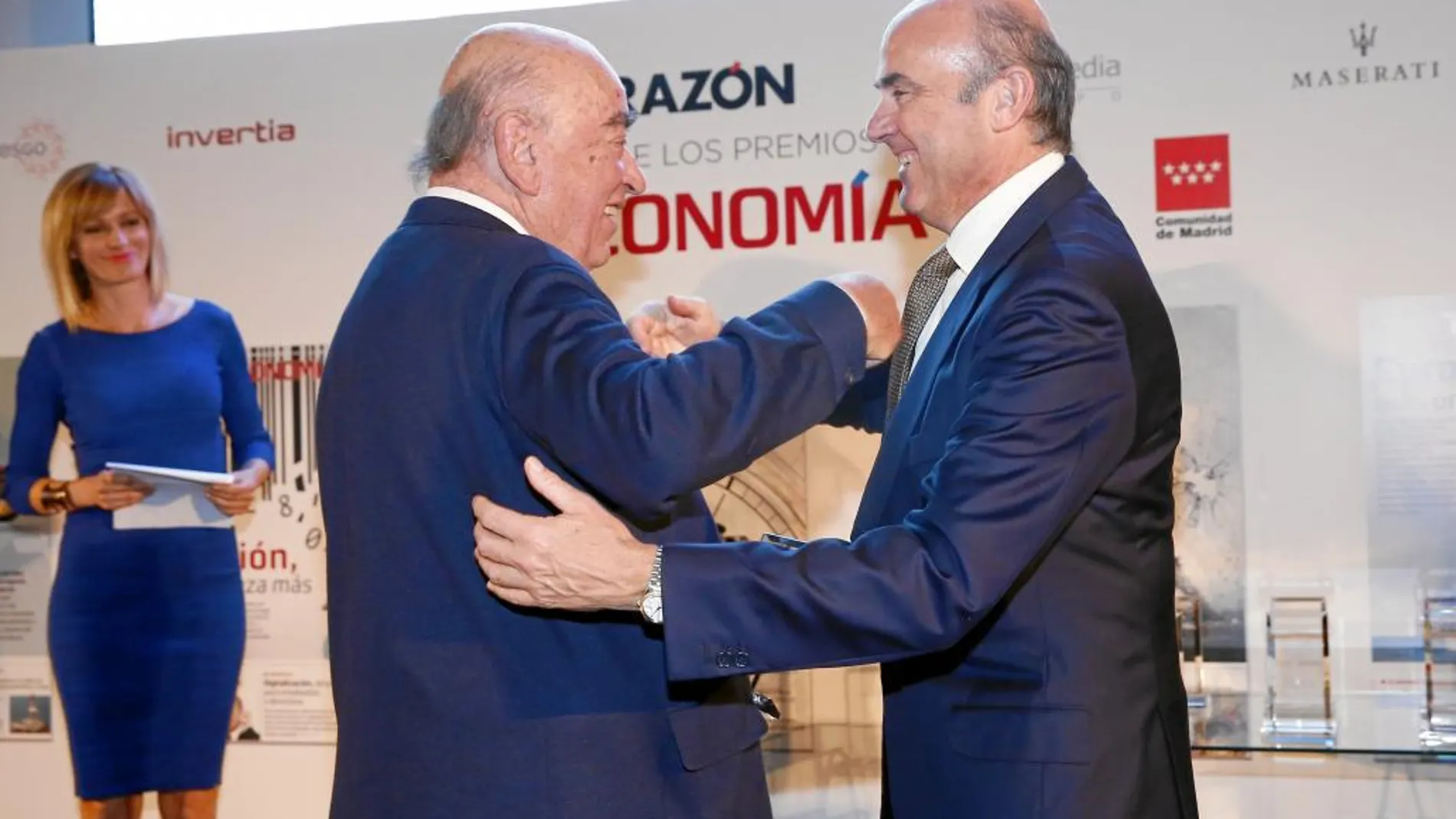 El ministro Luis de Guindos (dcha.), junto a José Lladó Fernández-Urrutia, Premio a la Mejor Trayectoria Empresarial