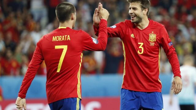 Álvaro Morata celebra su gol, el tercero del equipo, con Gerard Piqué