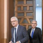 El vicepresidente de la Junta, Manuel Jiménez Barrios, seguido del portavoz del Ejecutivo, ayer tras la reunión del Consejo de Gobierno