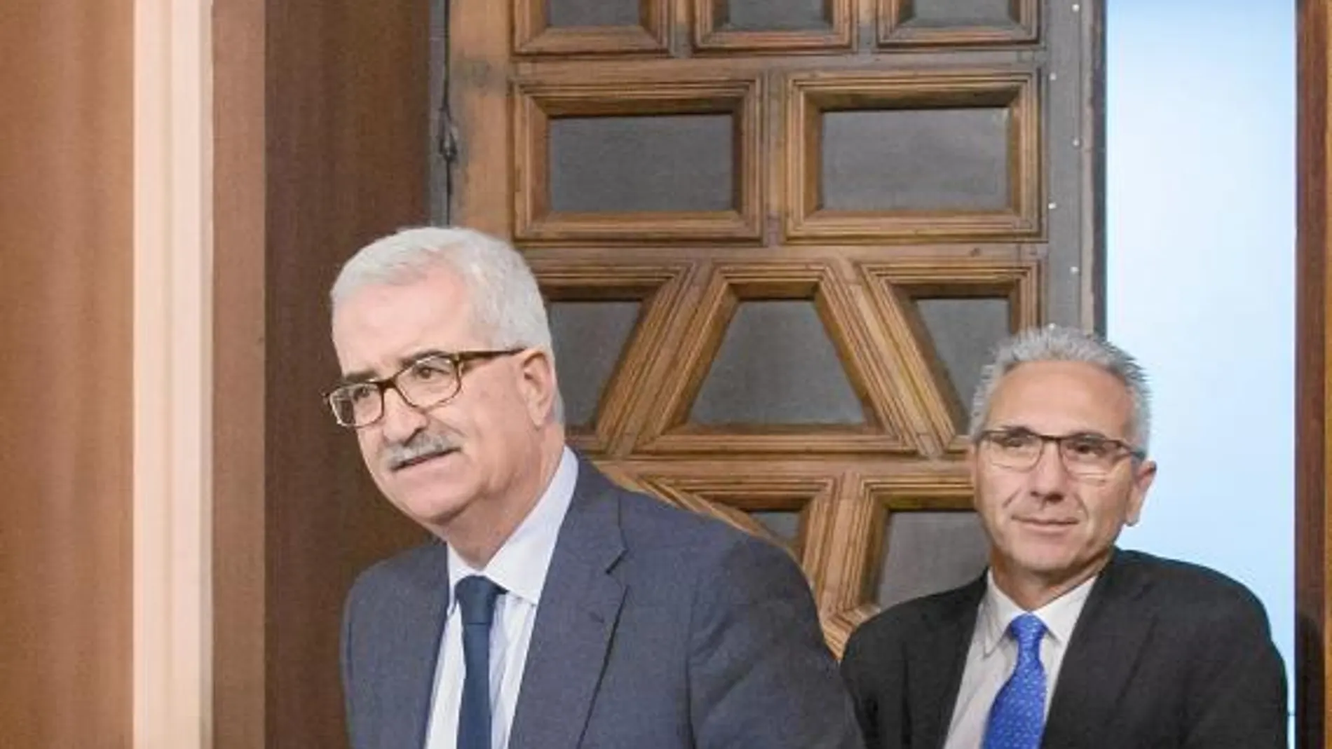 El vicepresidente de la Junta, Manuel Jiménez Barrios, seguido del portavoz del Ejecutivo, ayer tras la reunión del Consejo de Gobierno