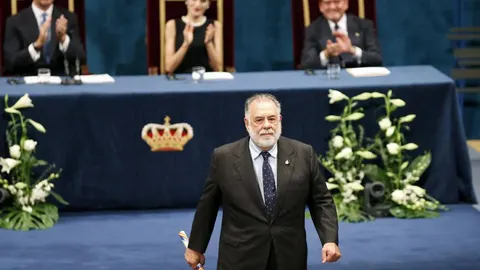 El cineasta Francis Ford Coppola tras recibir de manos del rey Felipe VI el Premio Princesa de Asturias de Las Artes, durante la ceremonia de entrega de estos galardone