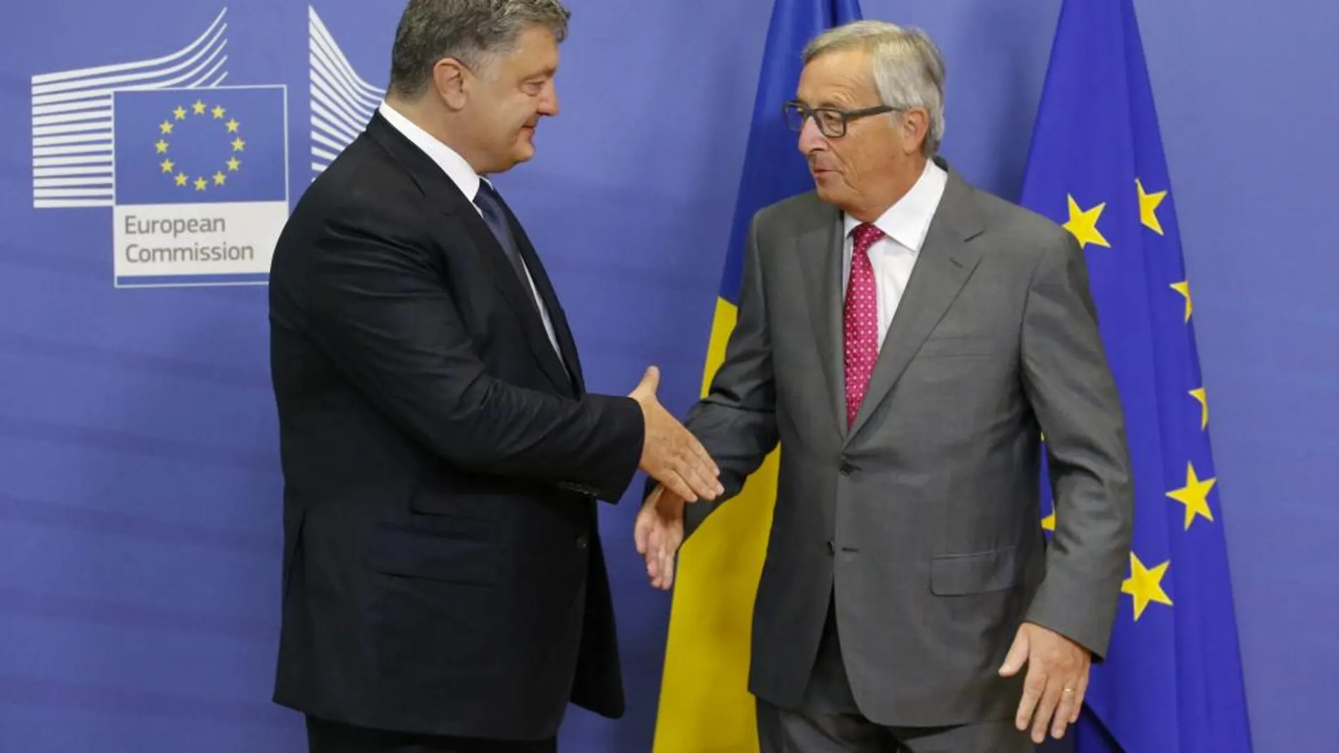 El presidente de la Comisión Europea, Jean Claude Juncker (dcha), recibe al presidente ucraniano, Petro Poroshenko,