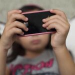 Una niña con su móvil