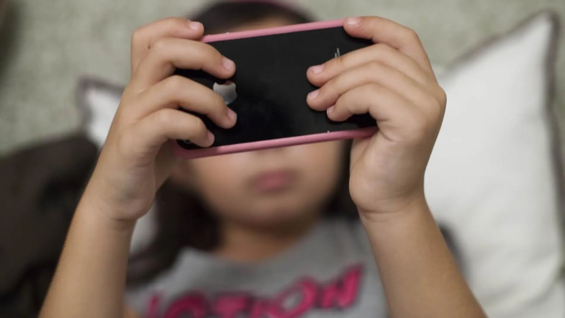 Una niña con su móvil