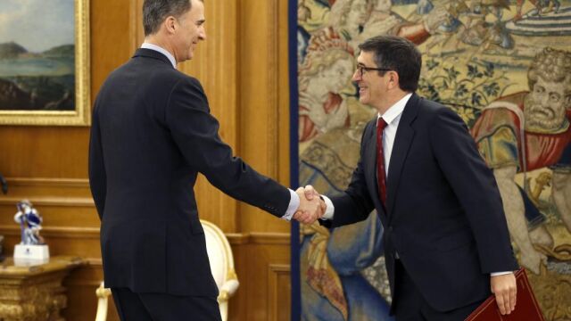 El Rey Felipe VI recibe al presidente del Congreso, Patxi López, en el Palacio de la Zarzuela, quien le facilitará la lista de representantes de las formaciones con presencia en la Cámara Baja que participarán la próxima semana en la tercera ronda de consultas políticas