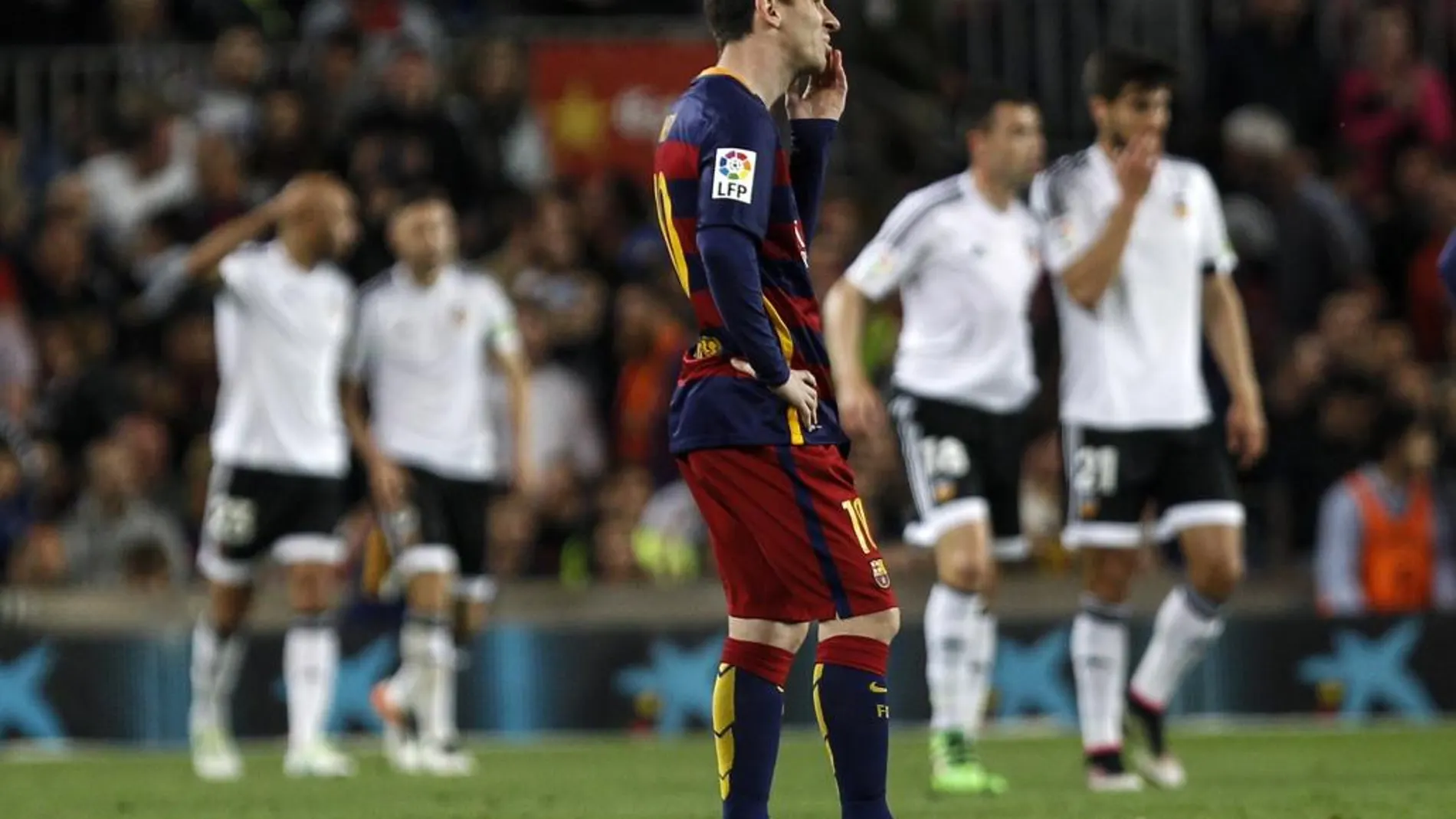 Messi se lamenta después del primer gol del Valencia.