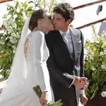 Eva González y Cayetano Rivera se besan el día de su boda