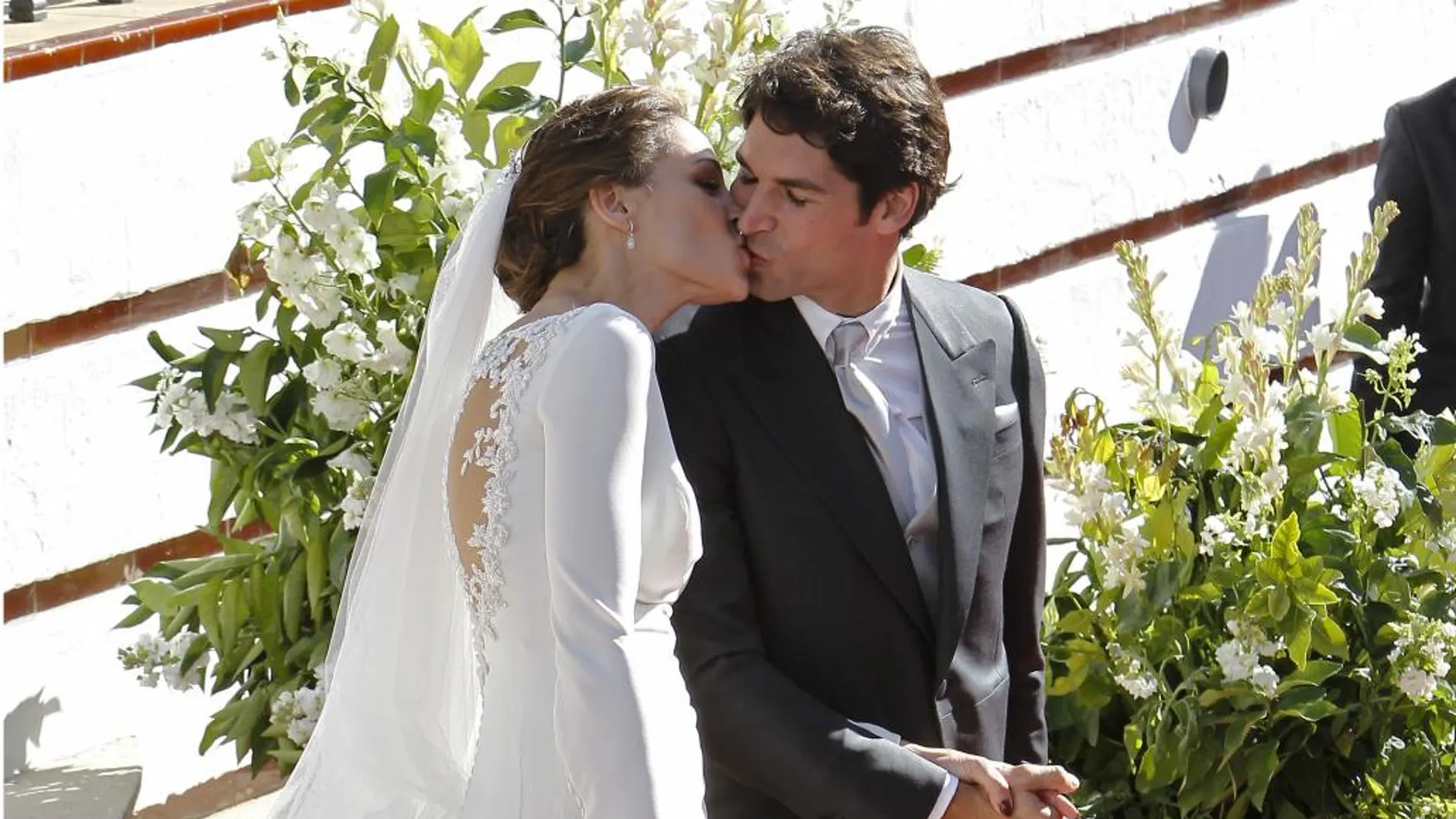 Eva González y Cayetano Rivera se besan el día de su boda