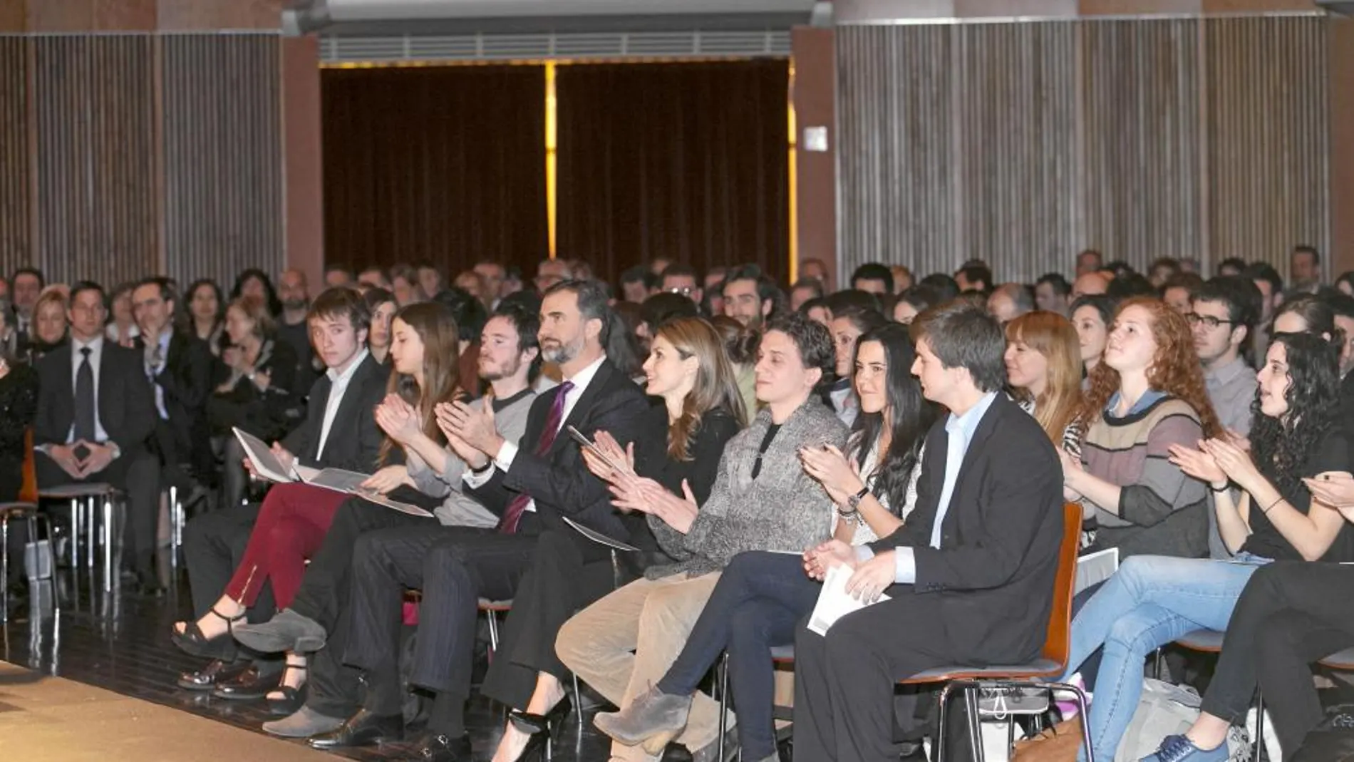 Los Príncipes de Asturias y Girona, ayer en el foyer del Liceo, donde presidieron el concierto