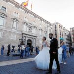 Una pareja de novios se hacía fotografías ayer ante la sede de la Generalitat
