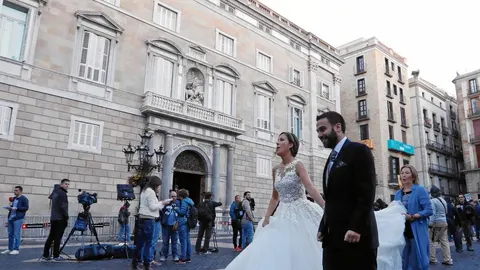 Una pareja de novios se hacía fotografías ayer ante la sede de la Generalitat